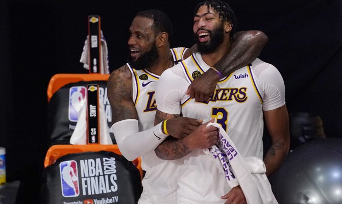 LeBron James y Anthony Davis celebran el Anillo. Cuotas y favoritos para ganar la NBA 2020/2021.