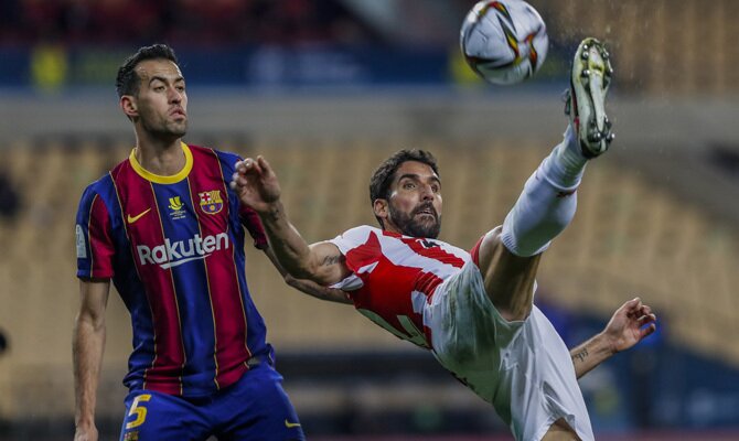 Sergio Busquets y Raúl García lucharán por la victoria en el Barcelona vs Athletic Club de la 21º jornada de LaLiga