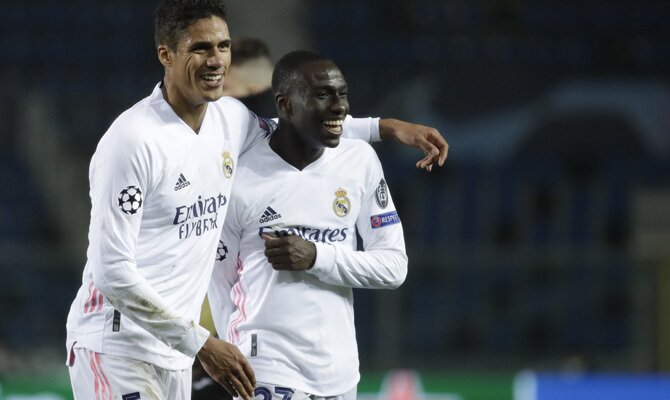 Raphael Varane y Ferland Mendy celebran un gol, imagen básica para que se cumplan los pronósticos del Real Madrid vs Real Sociedad