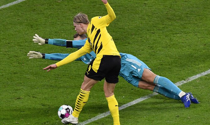 Erling Haaland momentos antes de superar a Manuel Neuer. Apuesta en el Bayern Múnich vs Borussia Dortmund