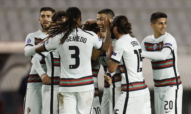 Los jugadores portugueses celebran un gol. Revisa las mejores cuotas del Serbia vs Portugal de las Eliminatorias Europeas.
