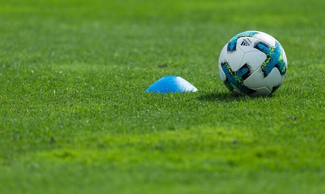 Un balón y un cono de entrenamiento en la imagen. Descubre nuestros pronósticos para el Universitario vs Melgar