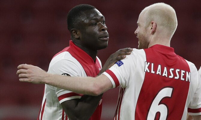 Brobbey y Klaassen celebran un gol en la imagen. revisa nuestros pronósticos para el Ajax vs Roma de la Europa League