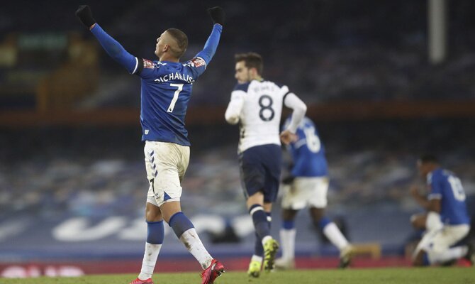 Richarlison celebra un gol en la imagen. Revisa las mejores cuotas del Everton vs Tottenham