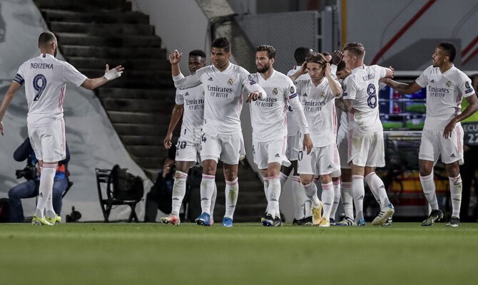 Los Blancos celebran un gol en la ida. Revisa nuestros picks para el Liverpool vs Real Madrid