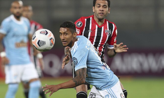 Christofer Gonzales pugna por el balón en la imagen. Cuotas Racing vs Sporting Cristal