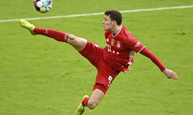 Benjamin Pavard trata de controlar el balón. Cuotas del RB Leipzig vs Bayern Múnich de la 27º jornada de la Bundesliga.