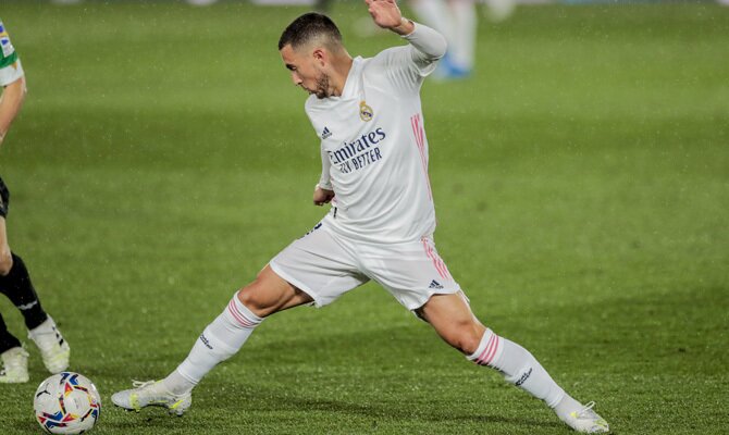Eden Hazard controla un balón en su regreso. Cuotas para el Real Madrid vs Chelsea, Champions League