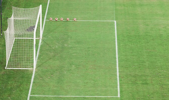 Imagen de un arco y varios balones. Cuotas del Sport Huancayo vs River Plate de la Copa Sudamericana