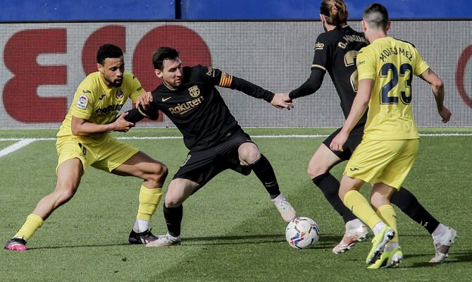 Messi protege el balón frente a varios jugadores. Cuotas del Valencia vs Barcelona de LaLiga