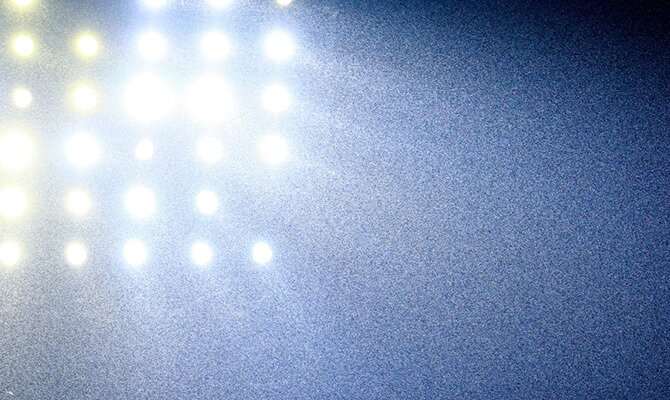 Imagen de los focos de un estadio bajo la lluvia. Cuotas para el Aucas vs Melgar, Copa Sudamericana
