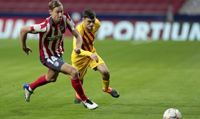 Pedri, a la derecha, persigue a Marcos Llorente. Cuotas y picks Barcelona vs Atlético de LaLiga