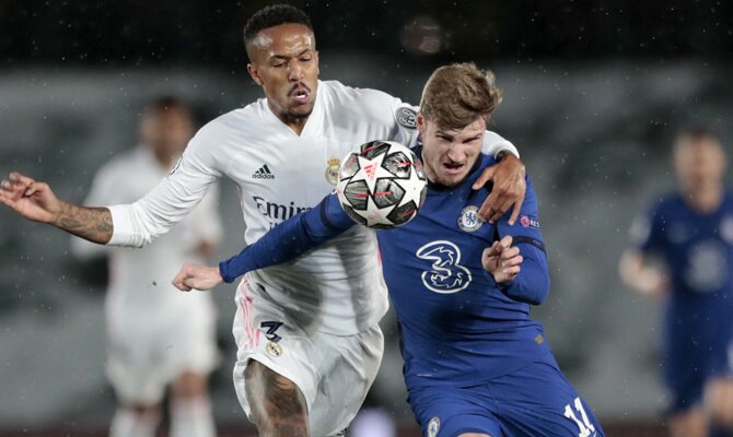 Militao y Werner luchan por el balón. Revisa las mejores cuotas del Chelsea vs Real Madrid.