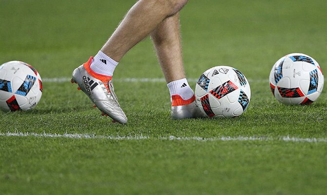 Imagen de un jugador controlando el balón. Cuotas Belgas vs Athletico-PR de la Copa Sudamericana