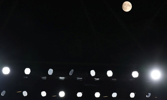 Imagen de focos encendidos a la luz de la luna. Cuotas Melgar vs Metropolitanos, Copa Sudamericana