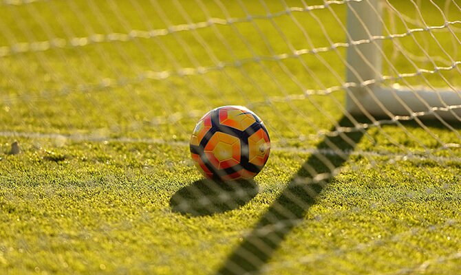 Imagen de un balón junto al poste. Cuotas para el San Martín vs Deportivo Municipal de la Liga 1.