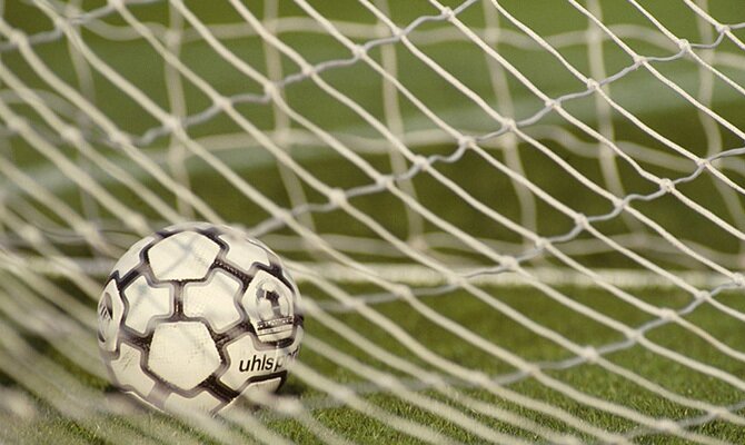 Imagen de un balón dentro de la red. Cuotas y picks Sporting Cristal vs Rentistas, Copa Libertadores