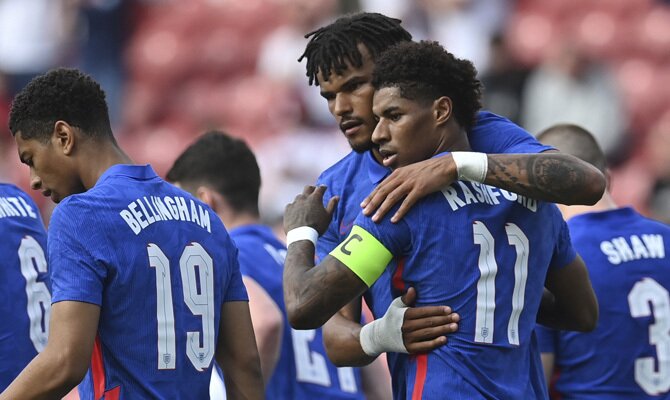 Marcus Rashford se abraza a sus compañeros en la imagen. Pronósticos Euro 2020, cuotas 1º jornada