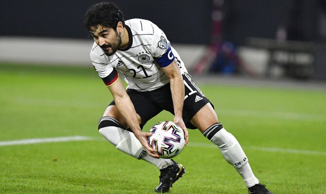 Ilkay Gündogan recoge el balón tras anotar. Cuotas para el partido entre Alemania vs Dinamarca.