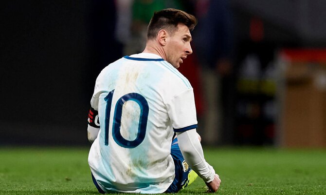 Lionel Messi aparece en la imagen sentado sobre el césped. Cuotas para el Argentina vs Chile