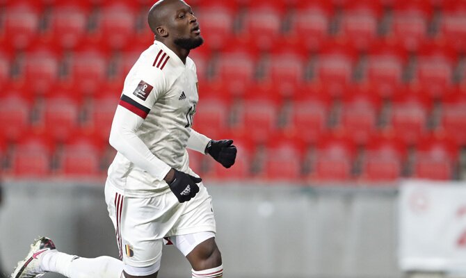 Romelu Lukaku corre con el balón controlado. Cuotas para el amistoso entre Bélgica vs Croacia.