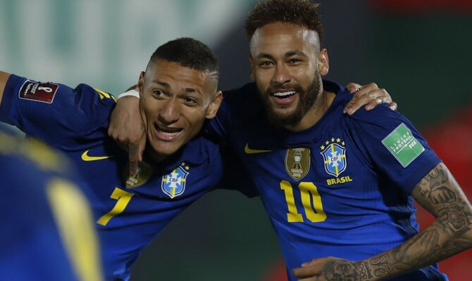Neymar y Richarlison se abrazan para celebrar un gol. Cuotas Brasil vs Perú de la Copa América 2021.