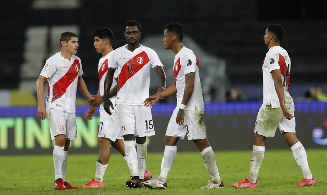 Varios jugadores peruanos conversan en el campo. Cuotas Colombia vs Perú, Copa América 2021.