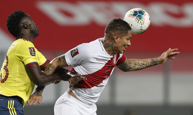 Paolo Guerrero trata de zafarse de la presión de un rival. Cuotas y picks Ecuador vs Perú.