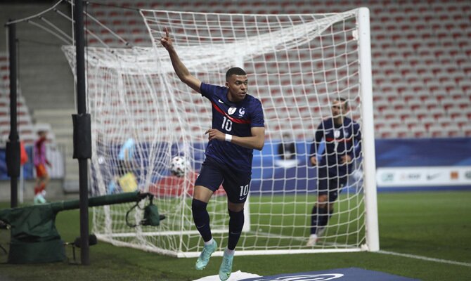 Kylian Mbappé levanta el dedo celebrando un gol. Cuotas y picks Francia vs Alemania de la Euro 2020