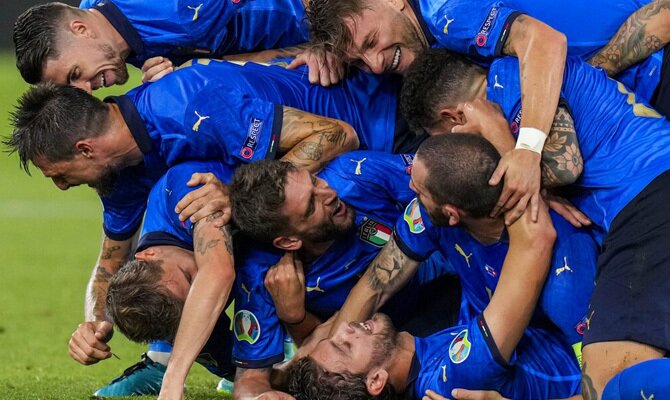 Los jugadores de Italia se abrazan celebrando un gol. Cuotas Italia vs Austria de la Euro 2020.