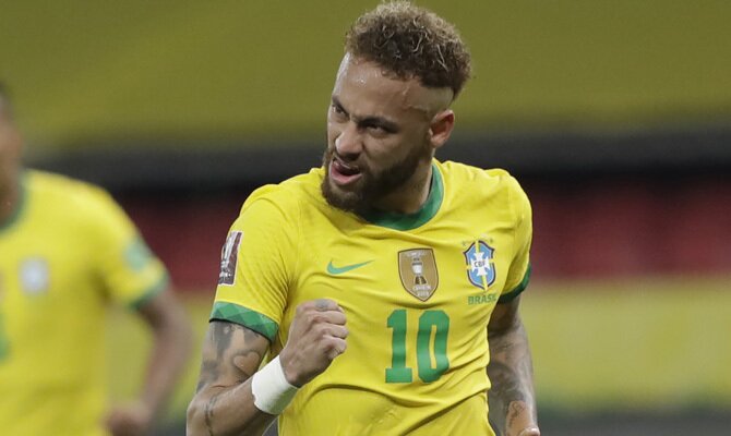 Neymar Jr, estrella de la Canarinha, celebra un gol. Apuestas y picks para el Paraguay vs Brasil.