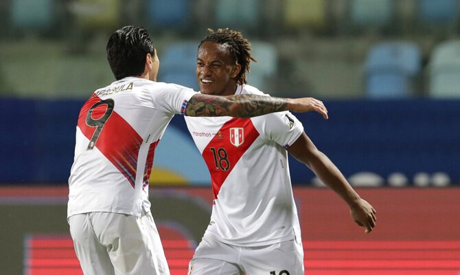 Carrillo y Lapadula celebran un gol en la imagen. Cuotas Perú vs Venezuela, Copa América 2021.