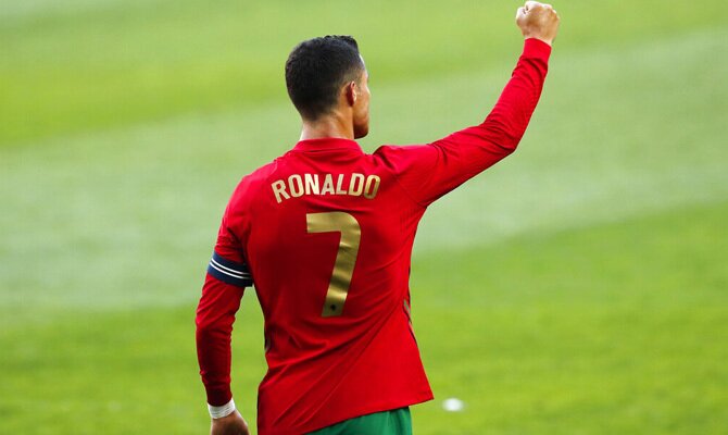 Cristiano Ronaldo celebra un gol cerrando el puño. Cuotas y picks Portugal vs Francia, Euro 2020