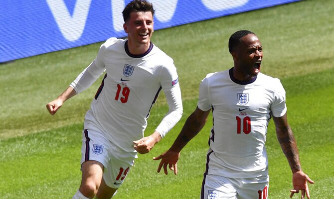 Mason Mount y Raheem Sterling celebran un gol. Cuotas República Checa vs Inglaterra, Euro 2020.