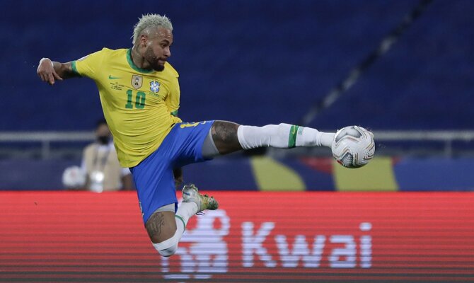 Neymar realiza un remate de tijera en la imagen. Cuotas Argentina vs Brasil Copa América 2021.
