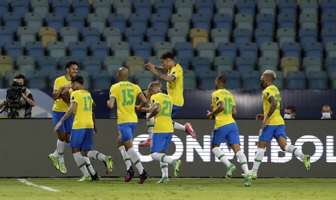 Firmino celebra un gol junto a sus compañeros en la imagen. Cuotas Brasil vs Perú Copa América 2021