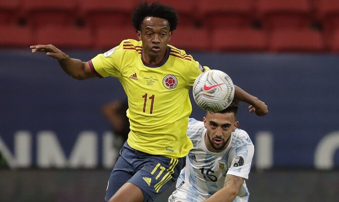 Juan Cuadrado lucha por el balón en la imagen. Cuotas y picks Colombia vs Perú, Copa América 2021.