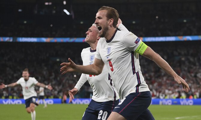 Harry Kane y Phil Foden celebran el gol anotado en semifinales. Picks Italia vs Inglaterra Euro 2020