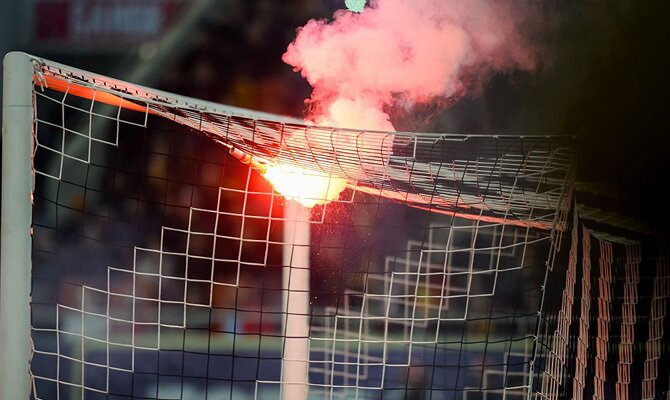 Imagen de una bengala en las gradas del estadio. Cuotas Carlos Mannucci vs Melgar, Liga 1 de Perú.