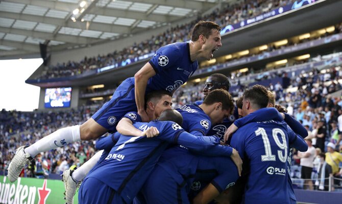 César Azpilicueta se sube a hombros de un compañero en la imagen. Cuotas Chelsea vs Villarreal.