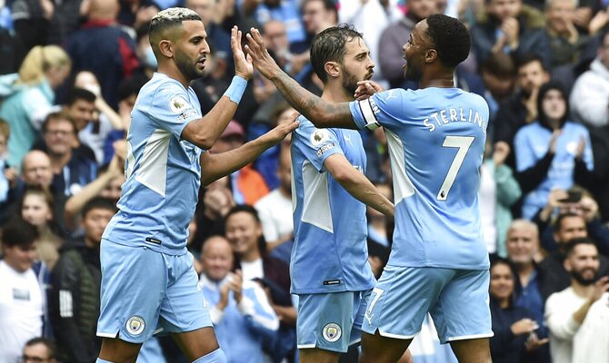 Mahrez y Sterling se saludan para celebrar un gol. Cuotas y pronósticos Manchester City vs Arsenal.