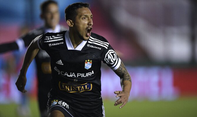 Christofer Gonzales corre mientras celebra un gol. Cuotas Melgar vs Sporting Cristal, Liga 1 2021.