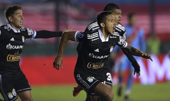Christofer Gonzales celebra un gol en la Copa Sudamericana. Cuotas Peñarol vs Sporting Cristal.