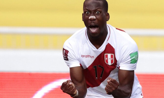 Luis Advíncula celebra un gol en un partido de las Eliminatorias Qatar 2022. Cuotas Perú vs Uruguay.