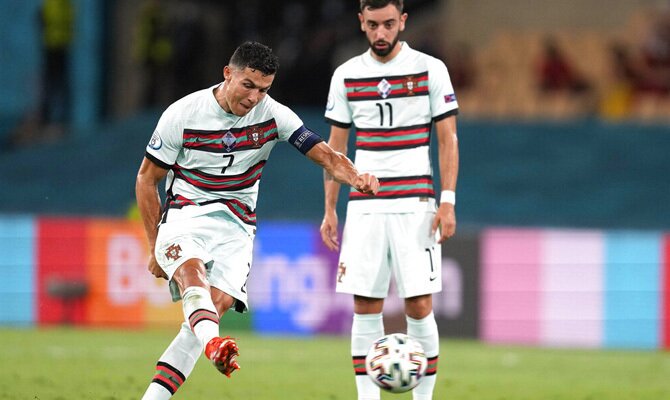 Cristiano Ronaldo lanza una falta con su selección. Cuotas Portugal vs Irlanda, Eliminatorias UEFA.
