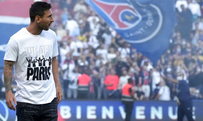 Imagen de Lionel Messi en su presentación con el PSG. Cuotas y picks Stade Reims vs PSG, Ligue 1.