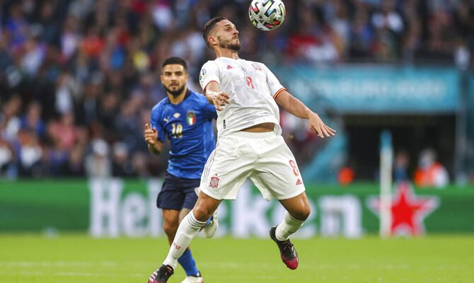 Imagen de Koke controlando el balón con el pecho. Cuotas Suecia vs España, Eliminatorias Qatar 2022.