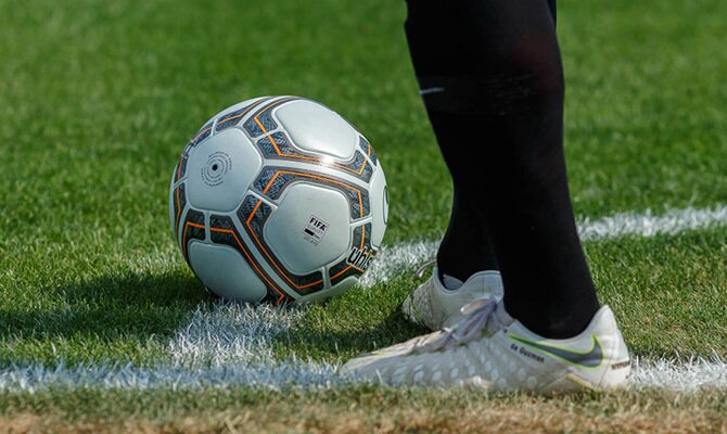 Imagen de los pies de un jugador a punto de sacar un córner. Cuotas Alianza Lima vs Binacional.
