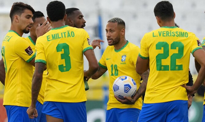 Imagen de Neymar conversando con sus compañeros de la Canarinha. Cuotas y picks Brasil vs Perú.