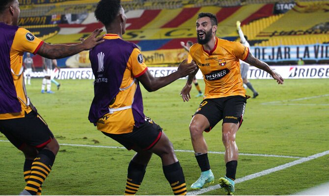 Mastriani celebra el gol anotado con los Canarios. Picks Flamengo vs Barcelona SC, Copa Libertadores